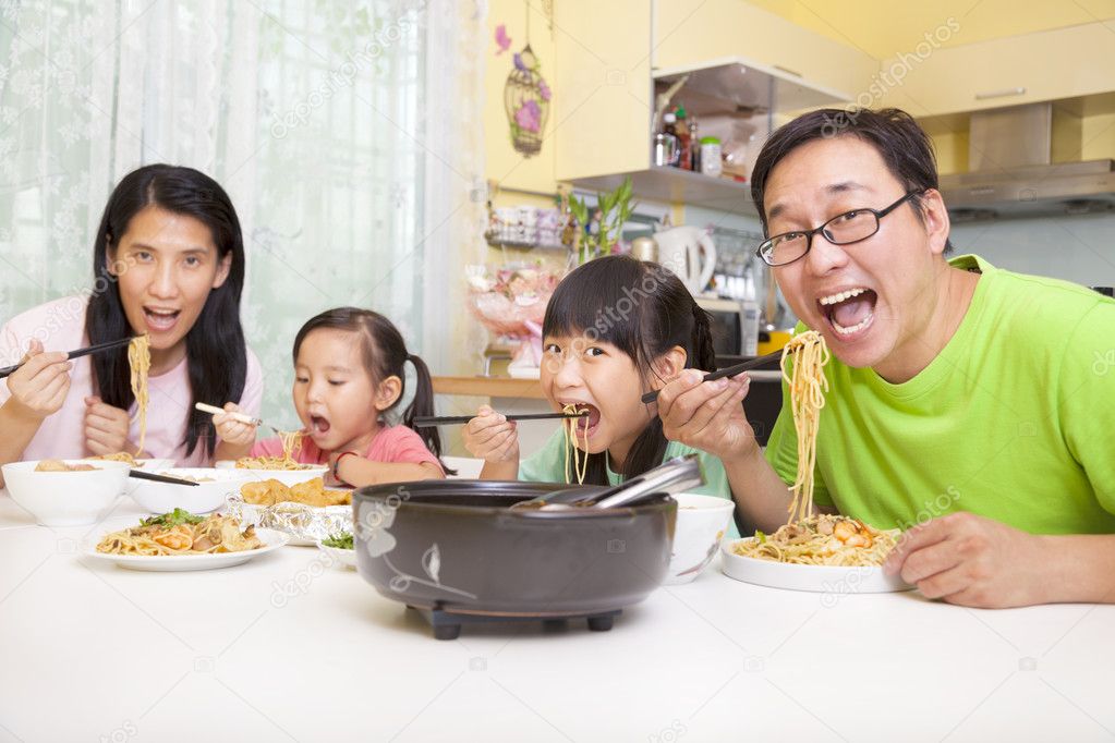 Makan mie dan kopi